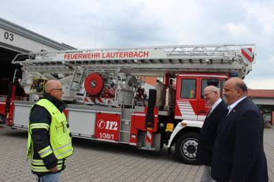 Der Teleskopmast der Feuerwehr absolvierte in zehn Jahren erfolgreich viele Einsätze in Lauterbach und Umgebung erläutert (von links) Stadtbrandinspektor Hans Jürgen Schütz den Landtagsabgeordneten Kurt Wiegel und Markus Meysner.