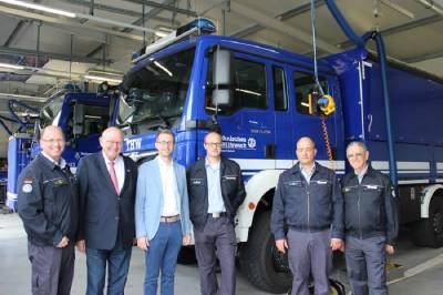 Informierten Landtagsabgeordneten Kurt Wiegel (2.v.l.) und CDU-Landtagskandidaten Michael Ruhl (3.v.l.) über die Arbeit des Alsfelder THW: Helfersprecher Friedrich Stoll, Zugführer Ingo Sauer, Vize-Ortsbeauftragter Steffen Zulauf (von rechts) und Ortsbeauftragter Jochen Weppler (links)