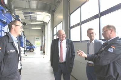 Ortsbeauftragter Jochen Weppler (rechts) und sein Stellvertreter Steffen Zulauf (links) berichten Kurt Wiegel und Michael Ruhl (2.v.r.) über die Einsätze des THW Ostverbandes Alsfeld