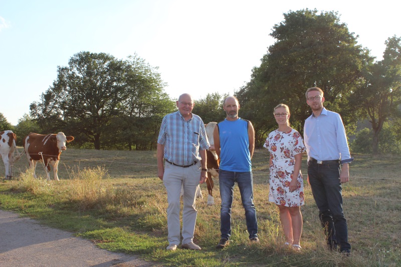 Schilderten Kurt Wiegel (links) und CDU-Landtagskandidat Michael Ruhl (rechts) die dramatische Lage der Landwirtschaft im Vogelsberg: Bio-Landwirt Walter Lang (2.v.l.) und Bauernverbandsgeschftsfhrerin Stefanie Eggers