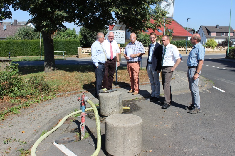Das Zweileitungssystem in Florstadt an der Abgabestelle fr die Landwirtschaft erluterten den CDU Politikern (v. l.) Ulrich Caspar, Kurt Wiegel, Michael Ruhl und Klaus Dietz, Brgermeister Herbert Unger (3.v.l.) sowie Umweltberater Alfred Schlosser (re.)